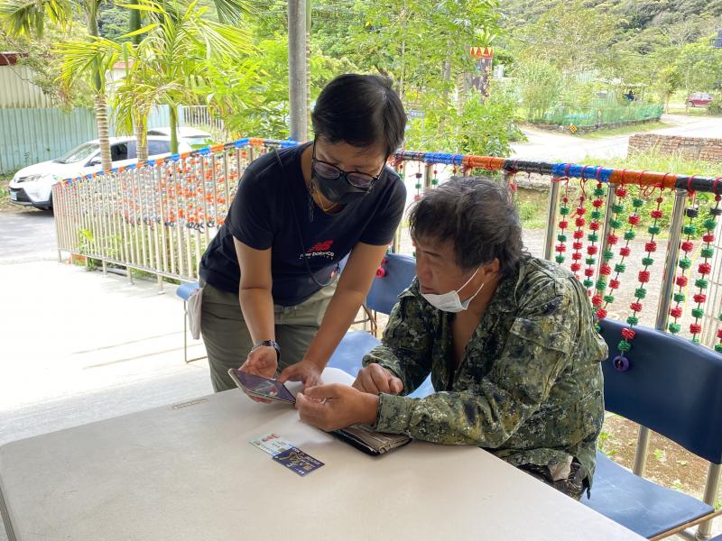 協助社區民眾使用手機線上登記入帳，家中未滿13歲的孩童也可以登記。