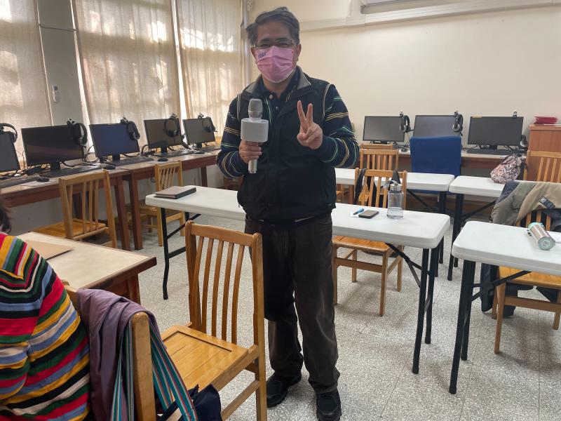 歡唱之餘不忘對鏡頭擺姿勢