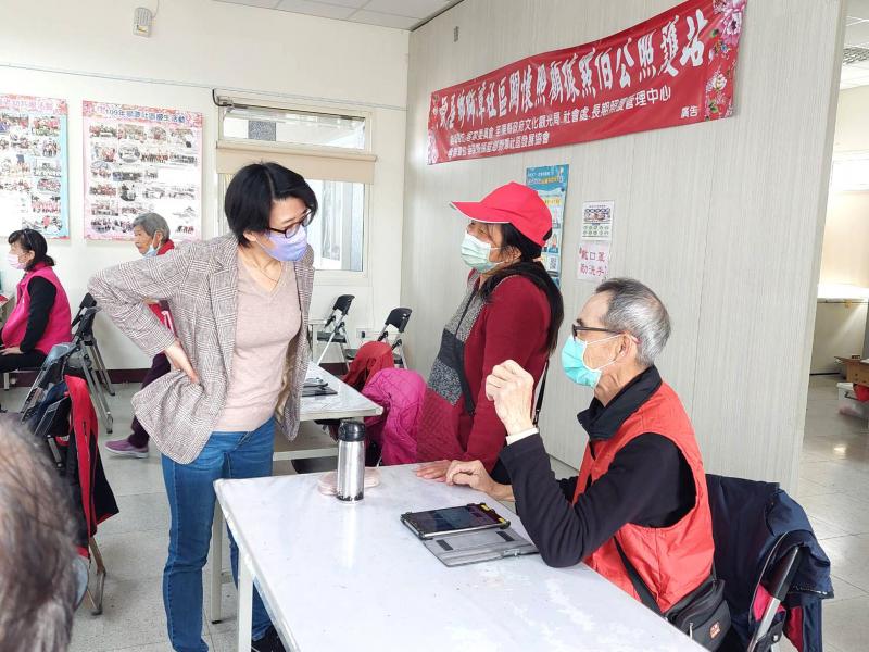 講師課餘時間幫學員解惑