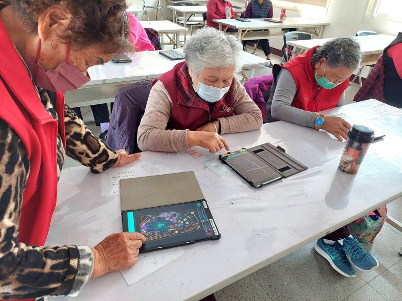 社區長輩學習用平板玩遊戲
