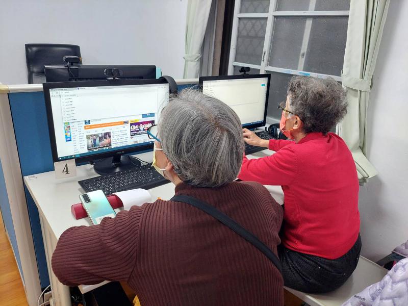 學員們上課認真練習