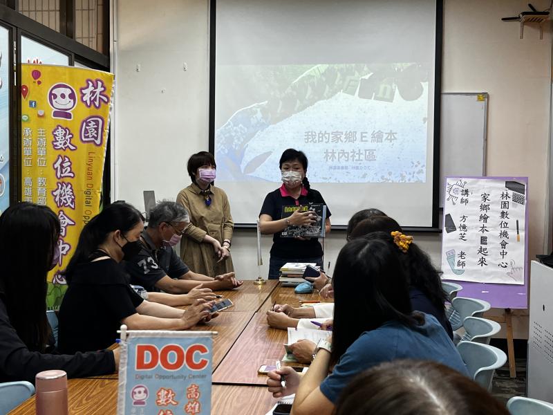 開課時，林園分館主任介紹此次課程講師方憶芝老師,及平板繪圖是林園機會中心新的一章，期盼學員在用電繪筆畫出心中的林內社區。