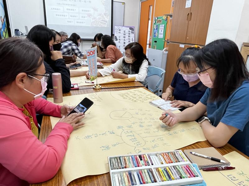 學員們集思廣義，相互討論繪本如何構圖，把林內社區的在地文化表現出來。