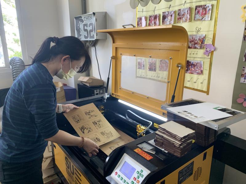 培訓社區種子師資  學員學習操作雷雕機  雷雕出屬於社區特色的雷雕作品