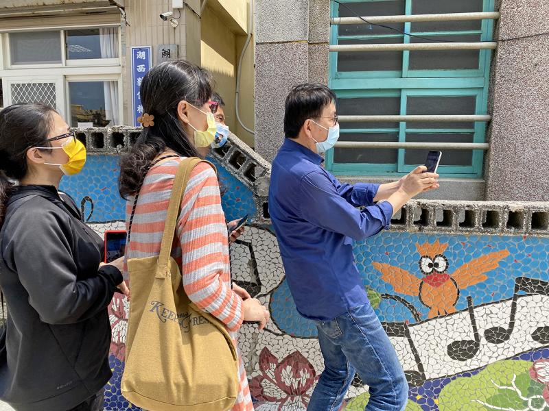 講師示範攝影構圖給學員參考