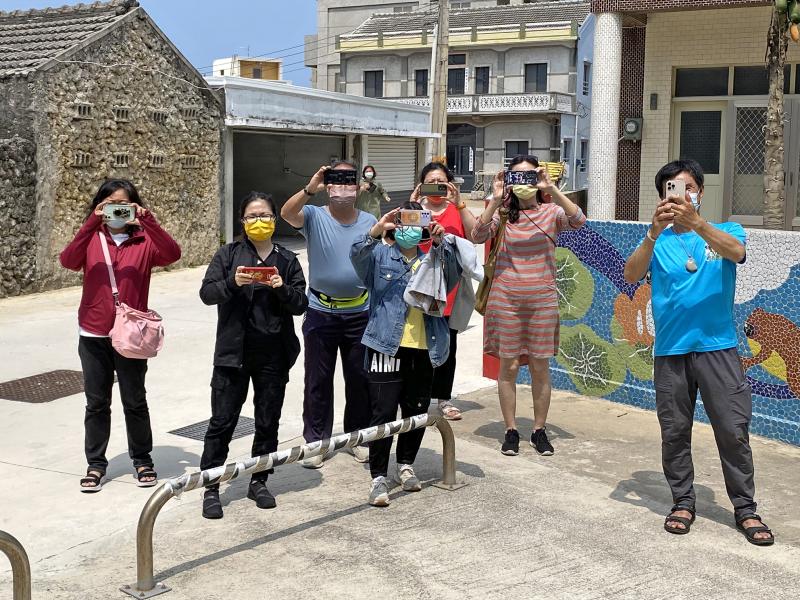 認真練習手機攝影的學員們