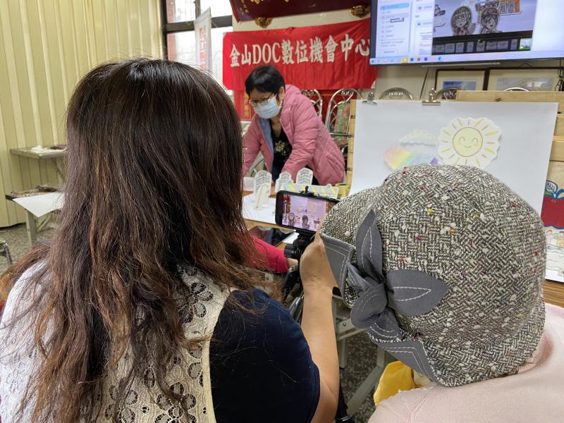 結合APP功能，慢慢移動物件、同時拍下照片，將無數張細微移動的照片製作成逐格動畫。