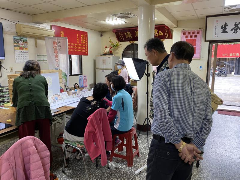 大家輪流擔任導演、攝影師、物件移動員，共同將繪本故事轉為動畫影片。