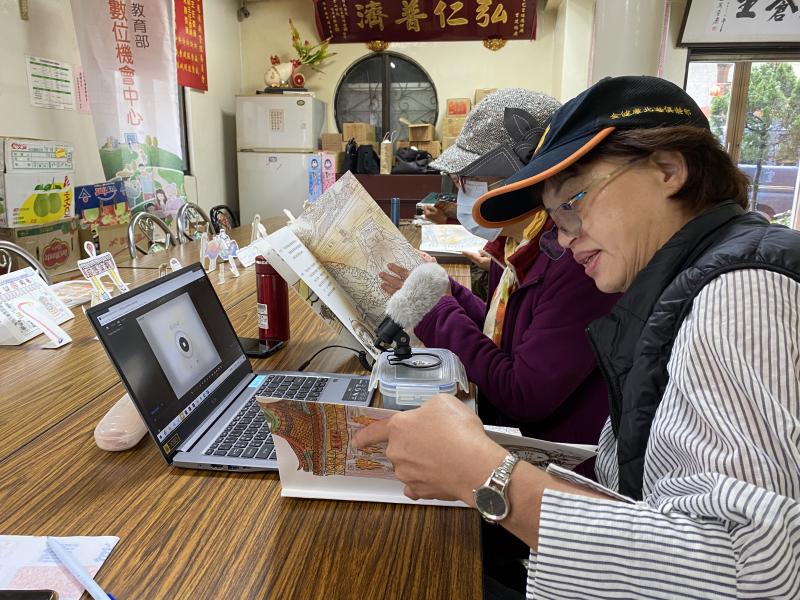 大家開始輪流擔任配音員，為繪本動畫加上生動的口白。