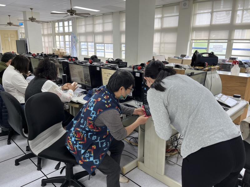 學員遇到問題，講師親自講解操作。