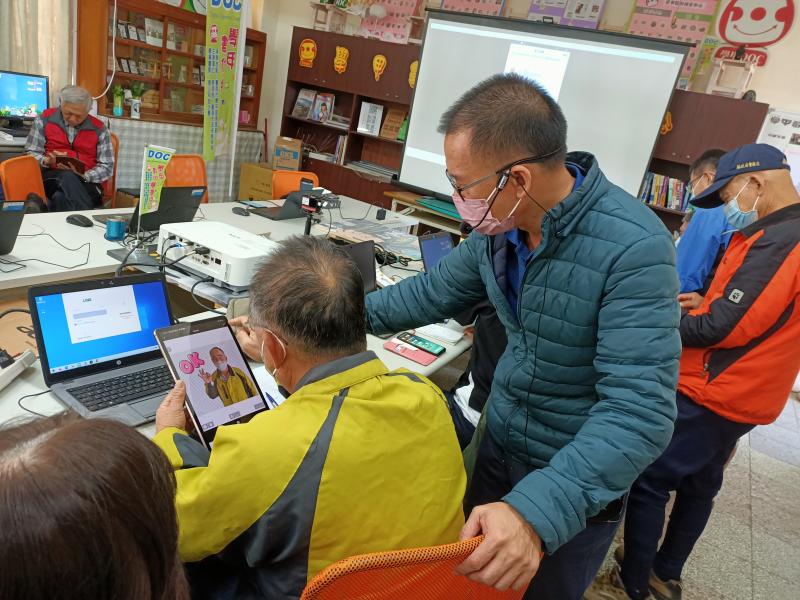 Line人像貼圖用表情來表現感，是最簡單易懂的，長者也能輕鬆學習