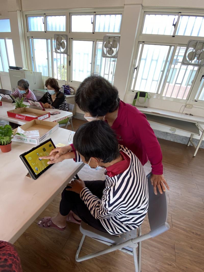 每當有人不會的時候，身邊總有學得快的趕快跑過去指導，這樣暖心的社區，真的好有愛；原本覺得用3C產品很困難的高齡長輩們，透過行動DOC，在課程中運用各式APP小遊戲，手腦並用的操作與練習，提高數位學習的興趣。