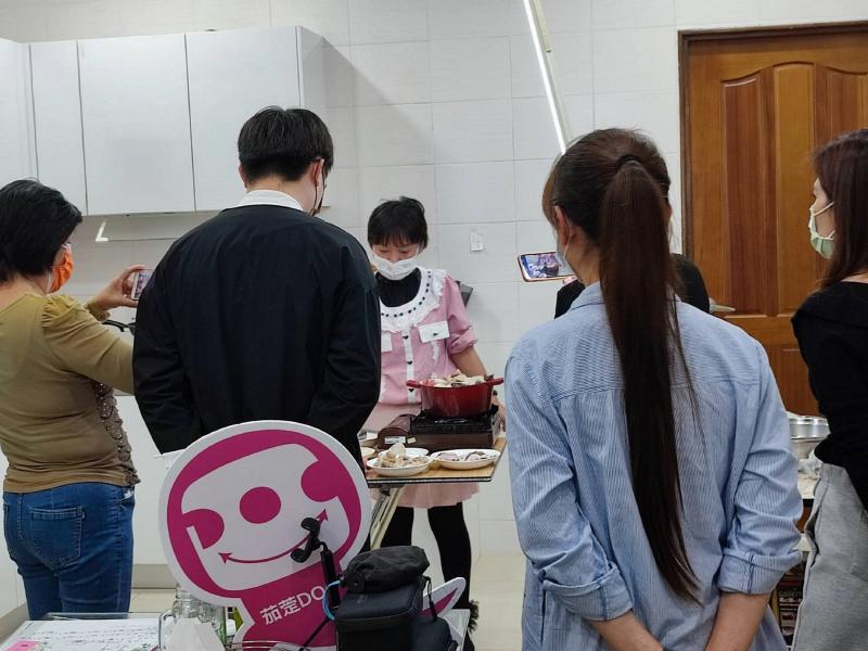 依分鏡表完成所需素材,依序的分組拍攝美食影片