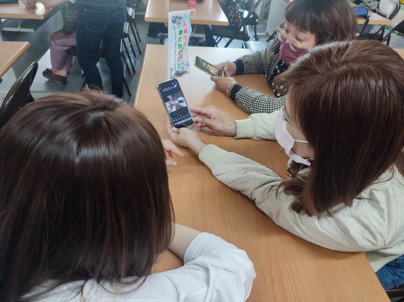 講師指導學員把拍攝的食材影片用inshot app 軟體編輯完成美食影片