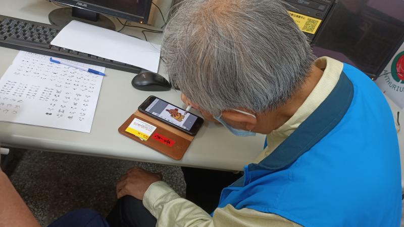 長輩們專注地用簡筆畫畫出手繪貼圖