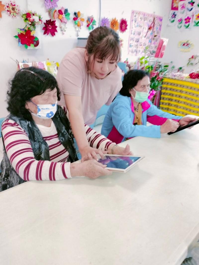 學員認真詢問老師問題