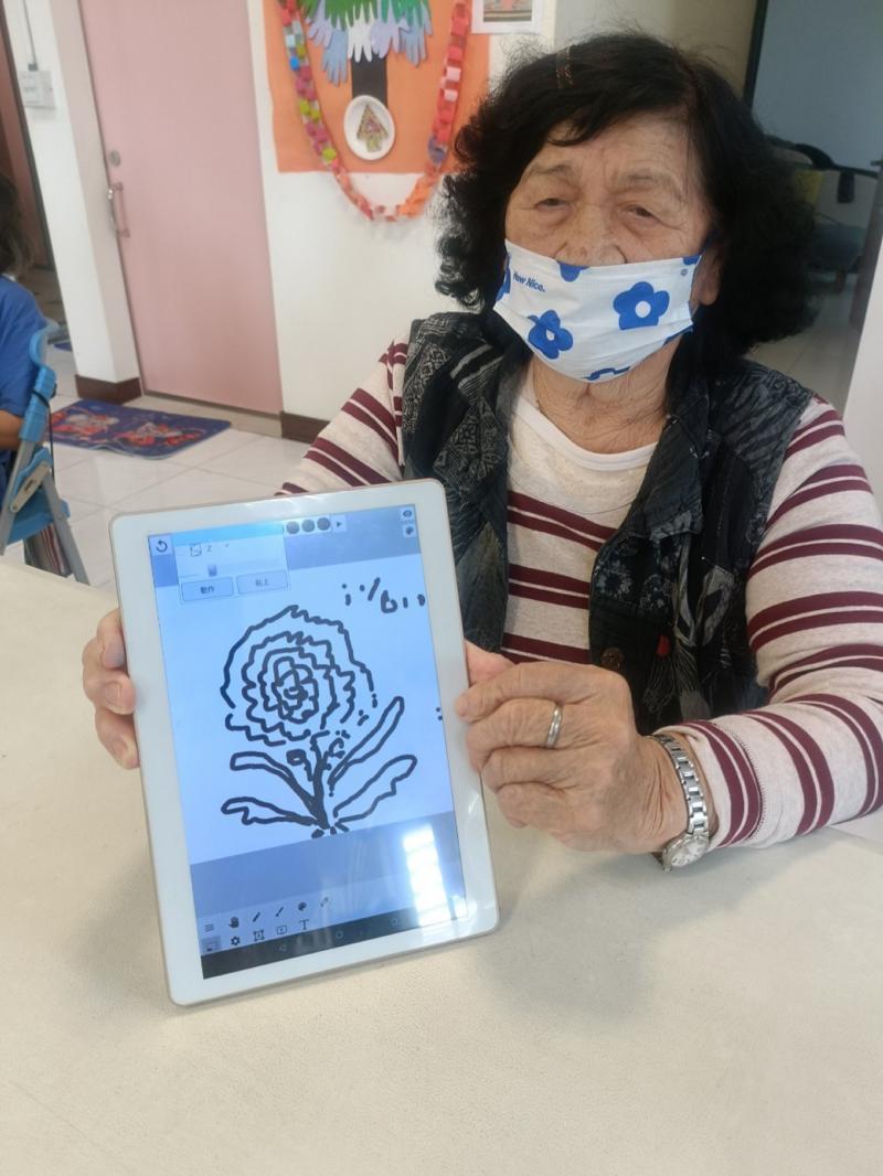 學員利用數位畫出一朵花