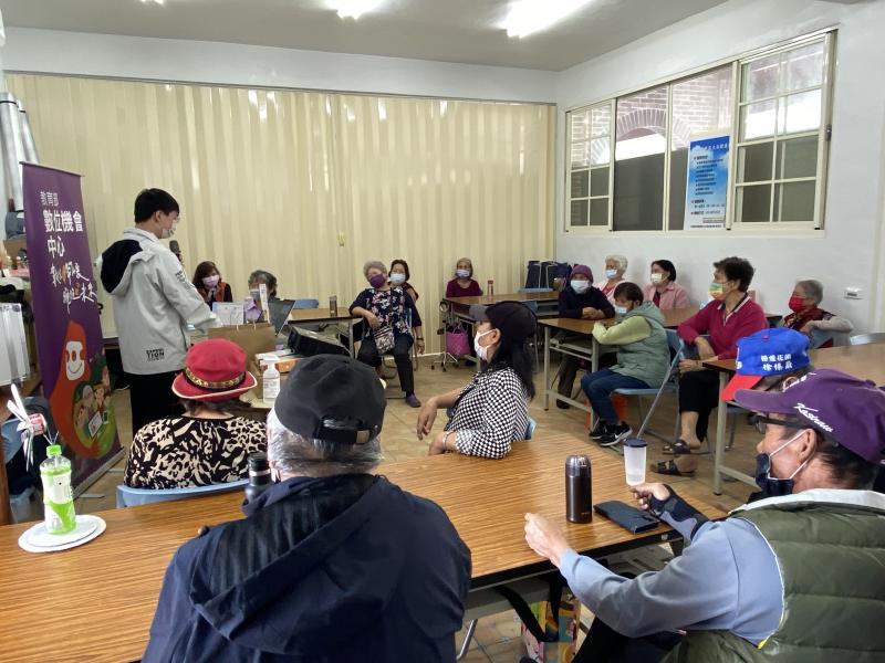 講師向長者介紹健保快譯通APP的功能