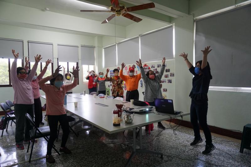 帶領長者透過簡易運動，讓身體活動起來