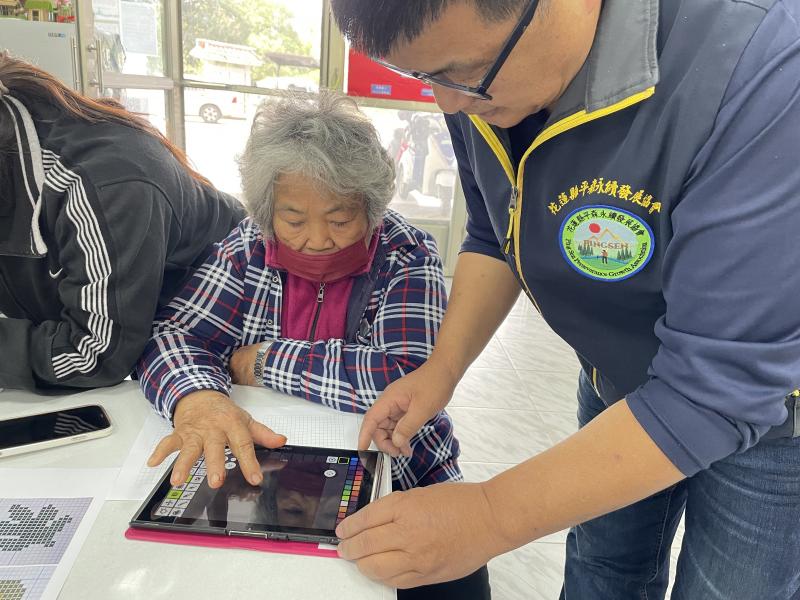 講師引導學員繪製圖片