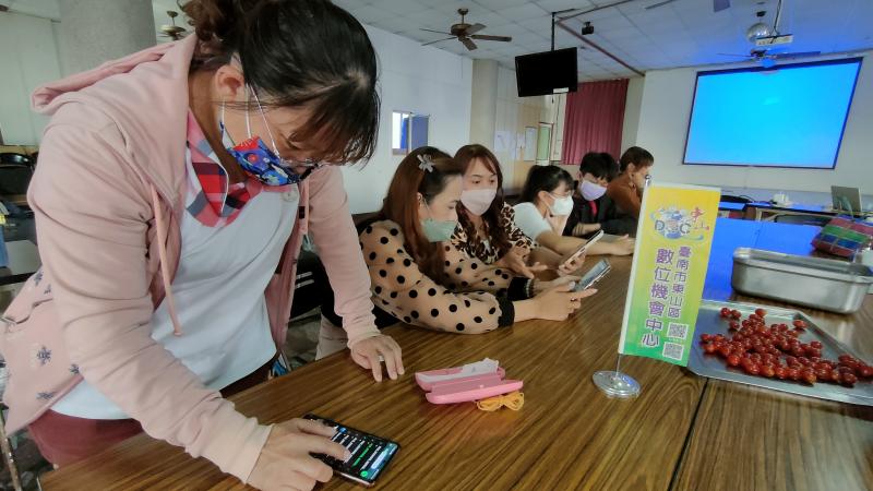 將自己手機內現有的影片、照片素材進行編輯