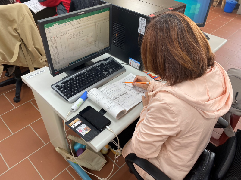 聽完老師講解後，馬上作筆記