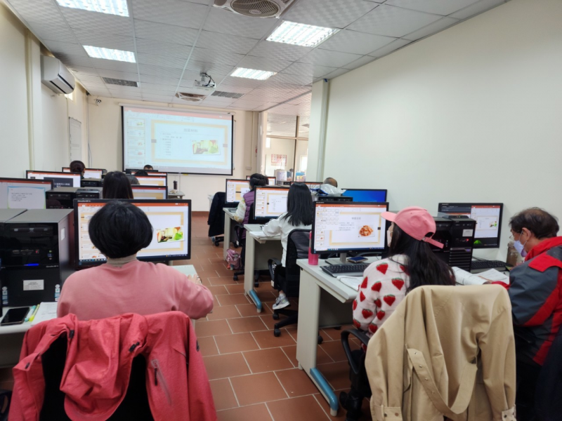 認真聽老師講解PowerPoint軟體解答題目