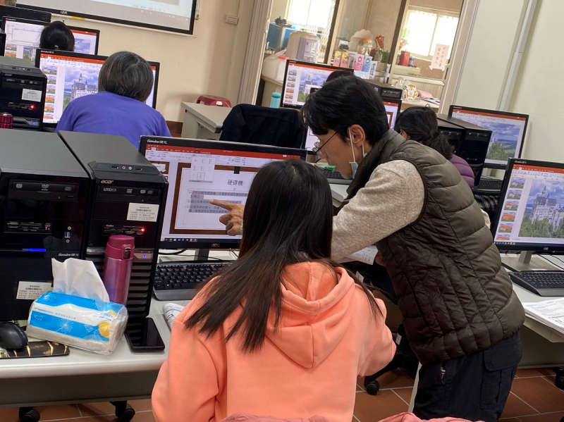 助理人員指導學員版面配置設定