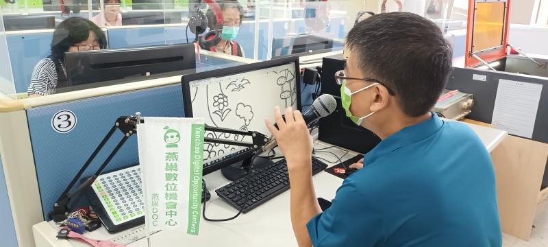 講師用Photocap進行雷雕軟體教學