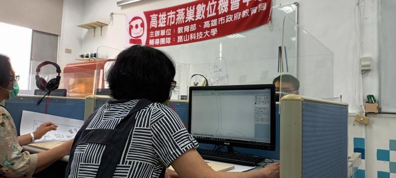 學員非常認真開始設計自己專屬圖框囉!