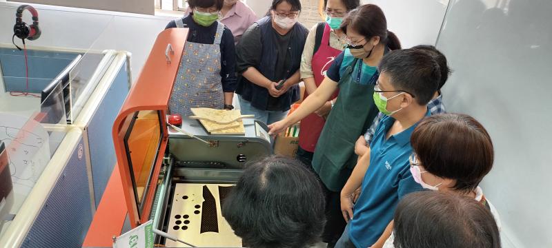 學員嘗試將自己的作品利用雷雕機產出