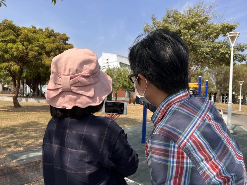 老師仔細指導學員拍攝角度的運用