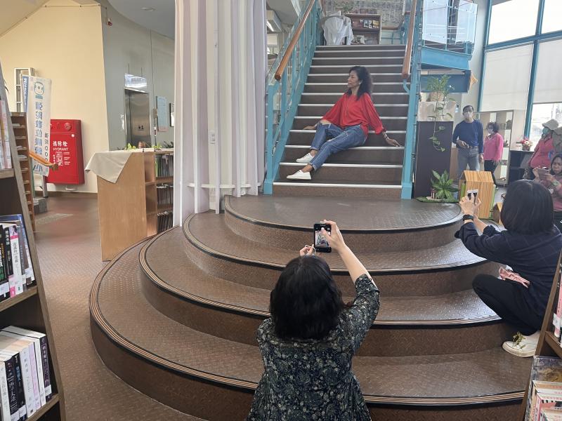 老師請學員當模特兒，讓其他學員做攝影練習