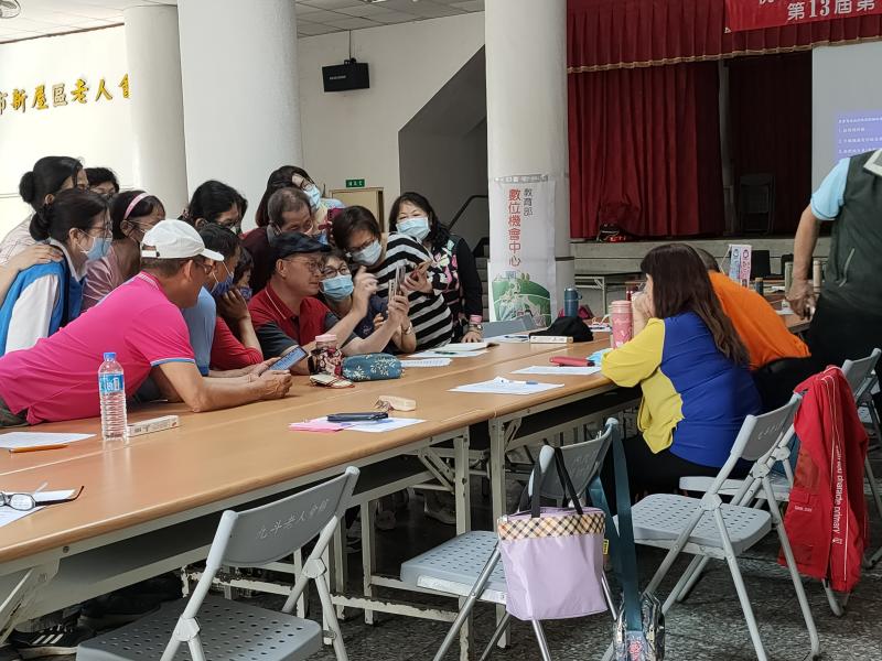 老師用簡報說明老師也操作示範利用同學做拍照示範說明