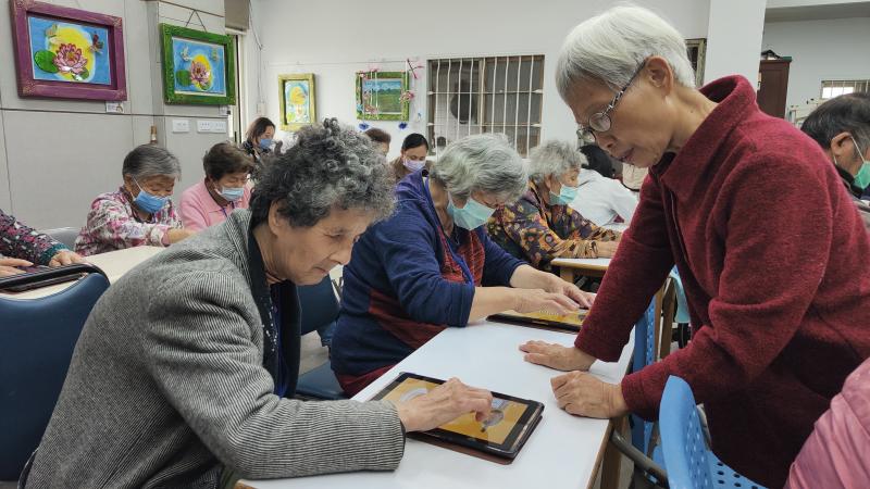 來到新據點上課~有志工幫忙協助學員認識、操作平板