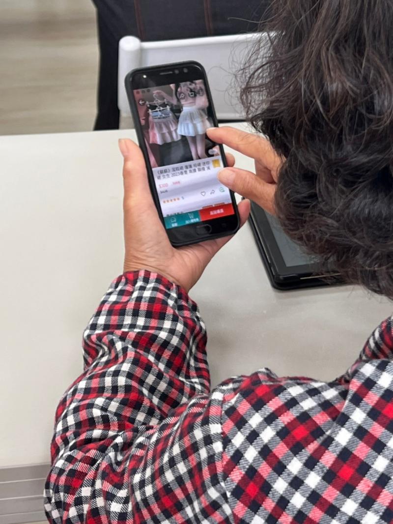 不論年齡，愛美依舊是女人的天性(直接逛起網購平台辣妹短裙)