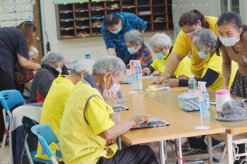 協助指導下載益智拼圖軟體APP