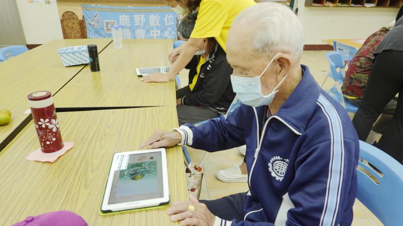 101歲木村阿公玩益智拼圖
