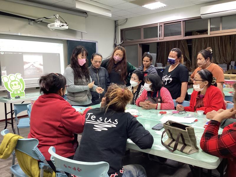 講師指導學員製作串珠鍊