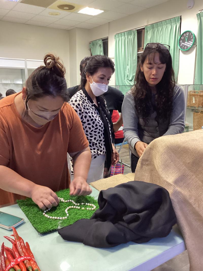 講師指導學員擺設商品並拍照