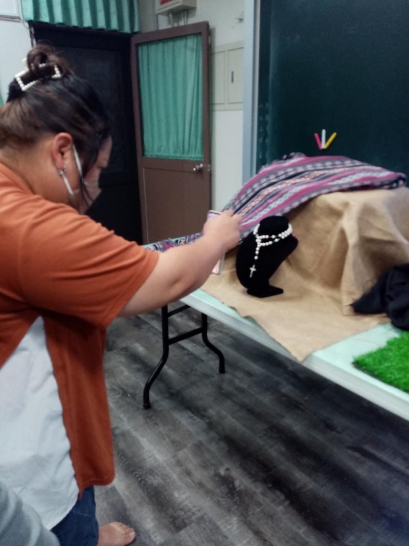 學員拿著手機展示拍攝的商品