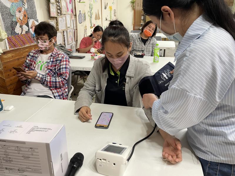 綁訂手機後，體驗藍芽連線三高血壓計