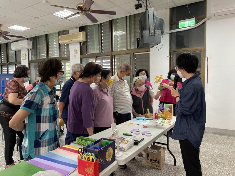 給學員看裁藝機示範的作品