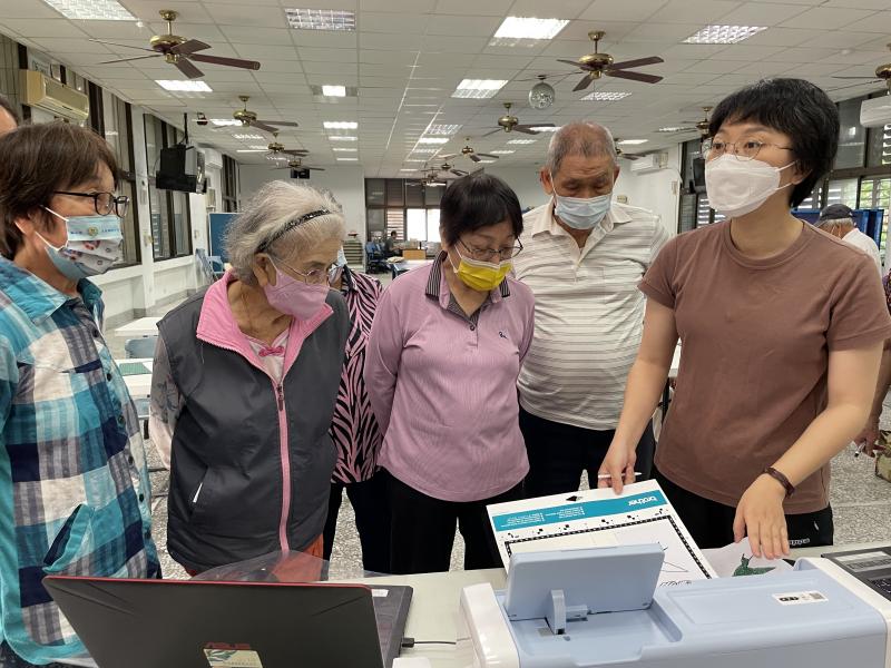 講師邊操作邊講解