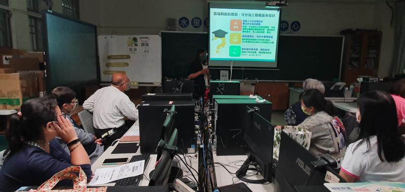 老師介紹雲端應用方便讀取及存儲上課情形.