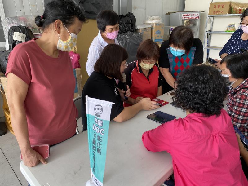 講師教大家基礎手機設定與應用