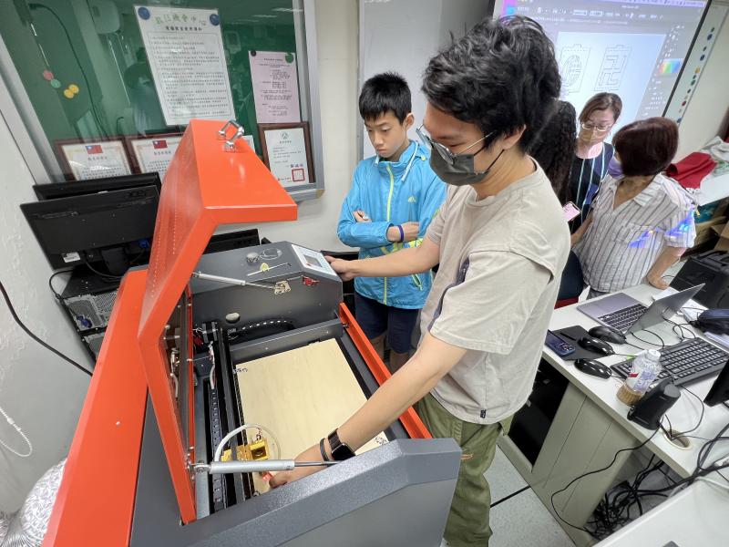 藍老師指導學員實際操作雷雕機