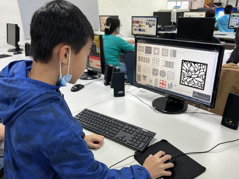 學員練習雷射雕刻圖檔製作