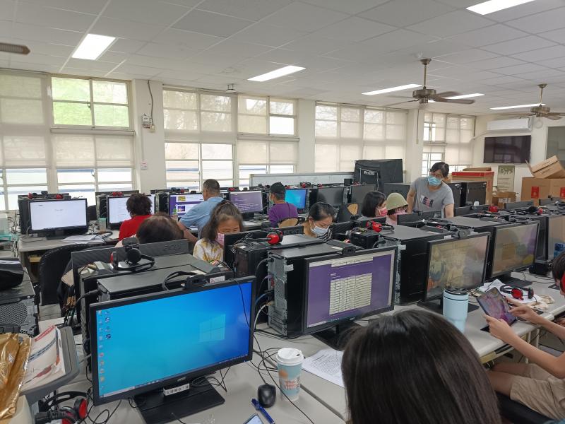 講師講解上課內容，學員認真聽課的照片。