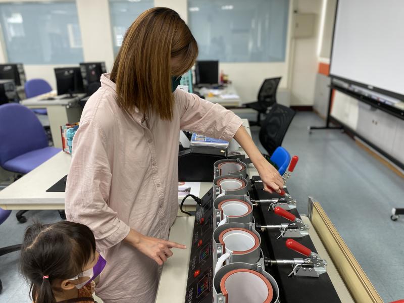 學員嘗試做馬克杯轉印1